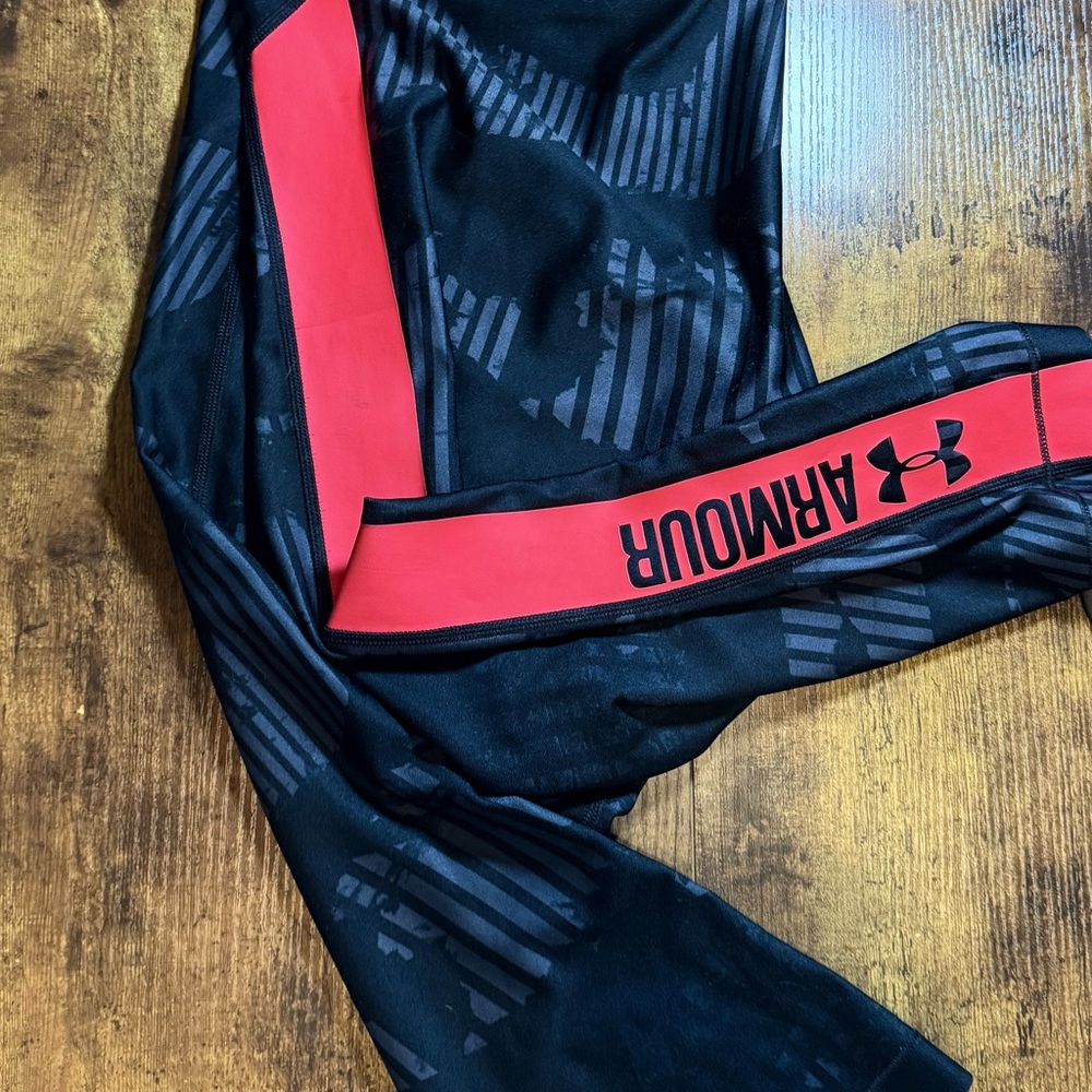 Under Armour Cropped Black Leggings, Coral Logo Stripe. Grey pattern, XL, EUC